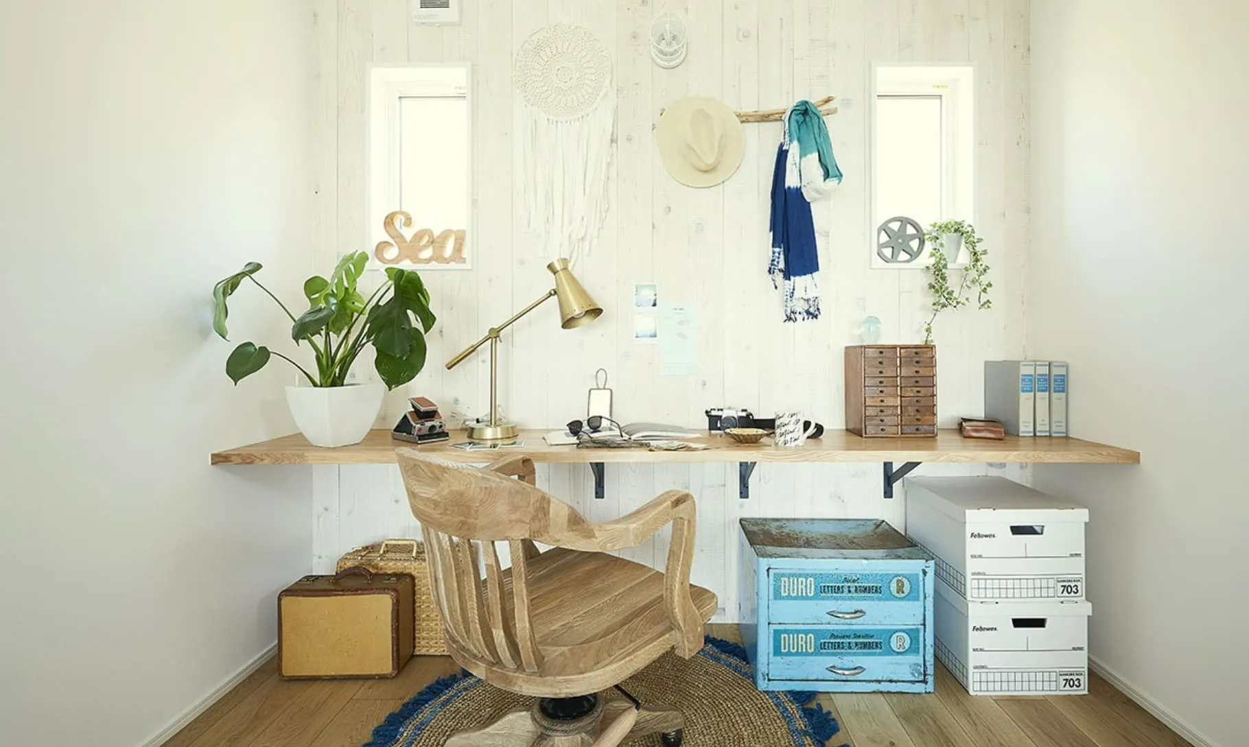白い壁と木製の家具が特徴的な部屋の写真